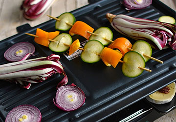 Raclette di Verdure Profumate con Tomini al Miele, Insalatine Gourmandes e Cetrioli Agrodolci