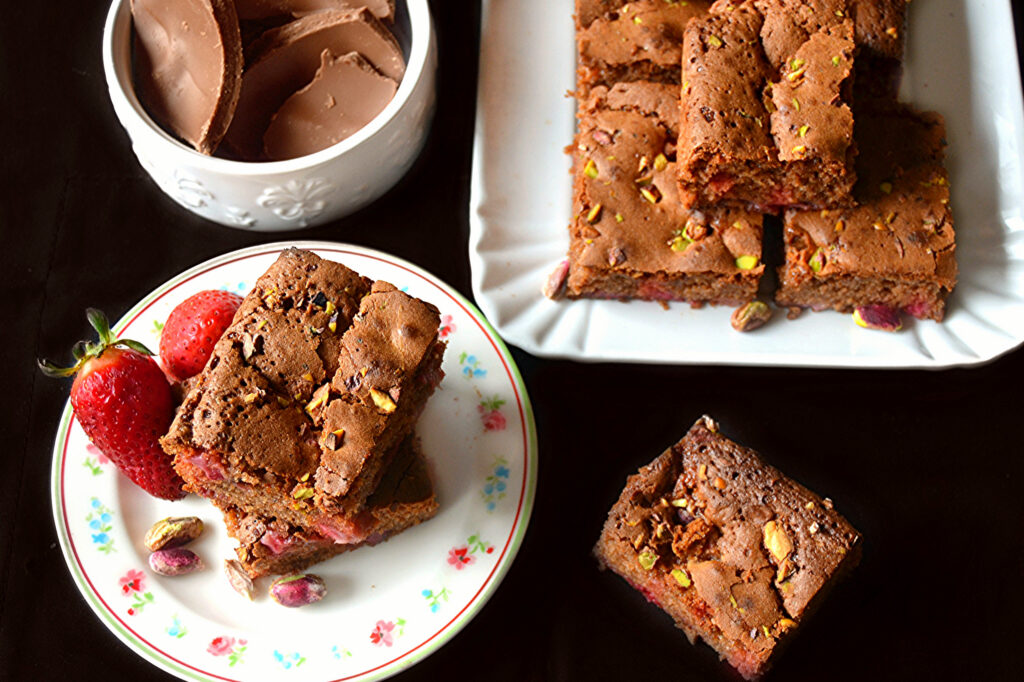 Brownies al cioccolato, pistacchio e fragole profumati all'Aceto Balsamico di Modena IGP