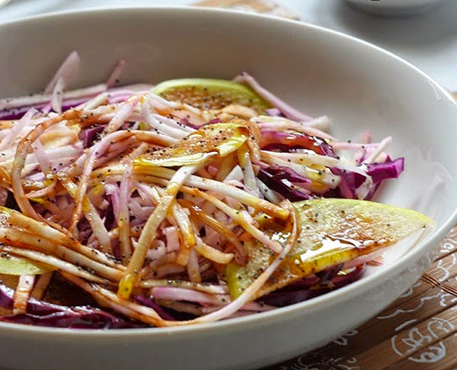 Insalata di sedano rapa, mele e cavolo viola