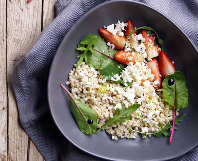 Insalata di sorgo con fragole, feta e Aceto Balsamico invecchiato di Modena IGP