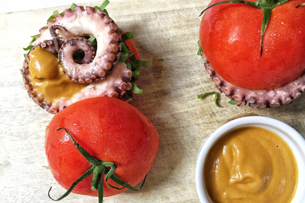 Panino di pomodoro con polpo e salsa di verdure all'Aceto Balsamico di Modena IGP