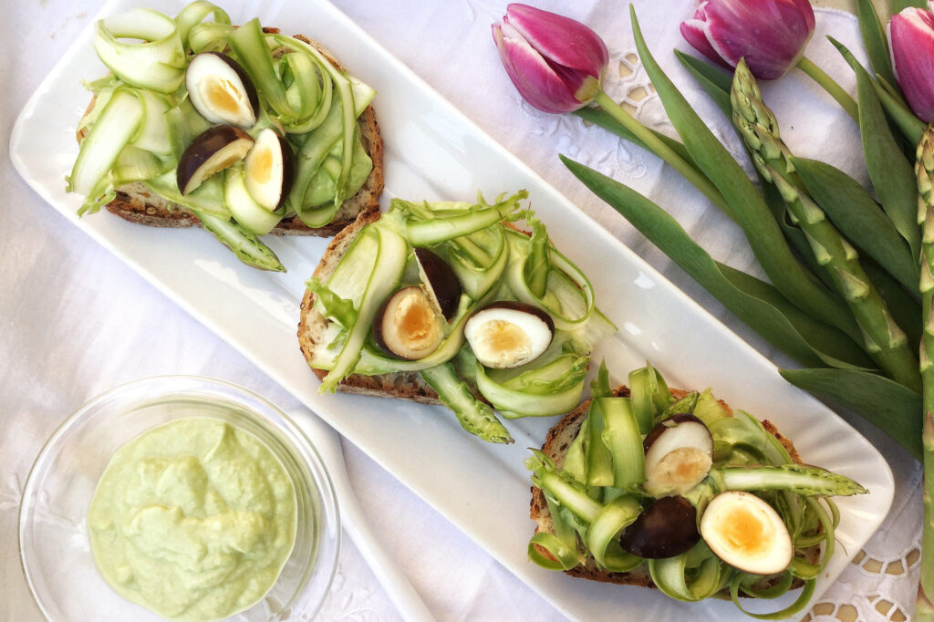 Bruschette con asparagi e uova di quaglia all'Aceto Balsamico di Modena IGP