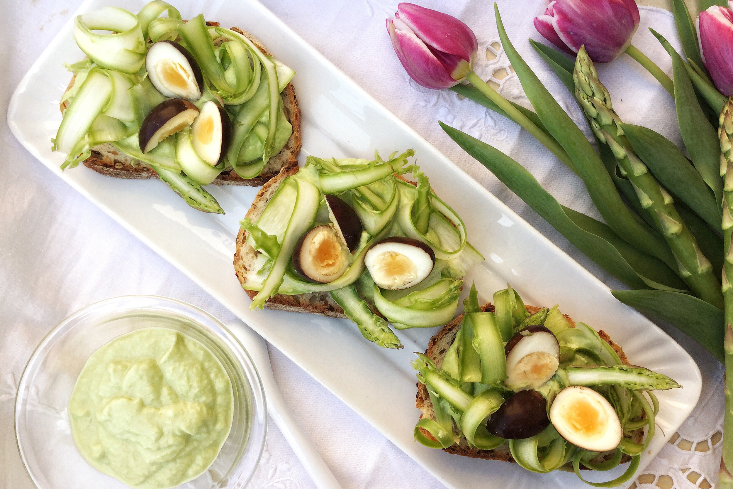 Bruschette con asparagi e uova di quaglia all'Aceto Balsamico di Modena IGP