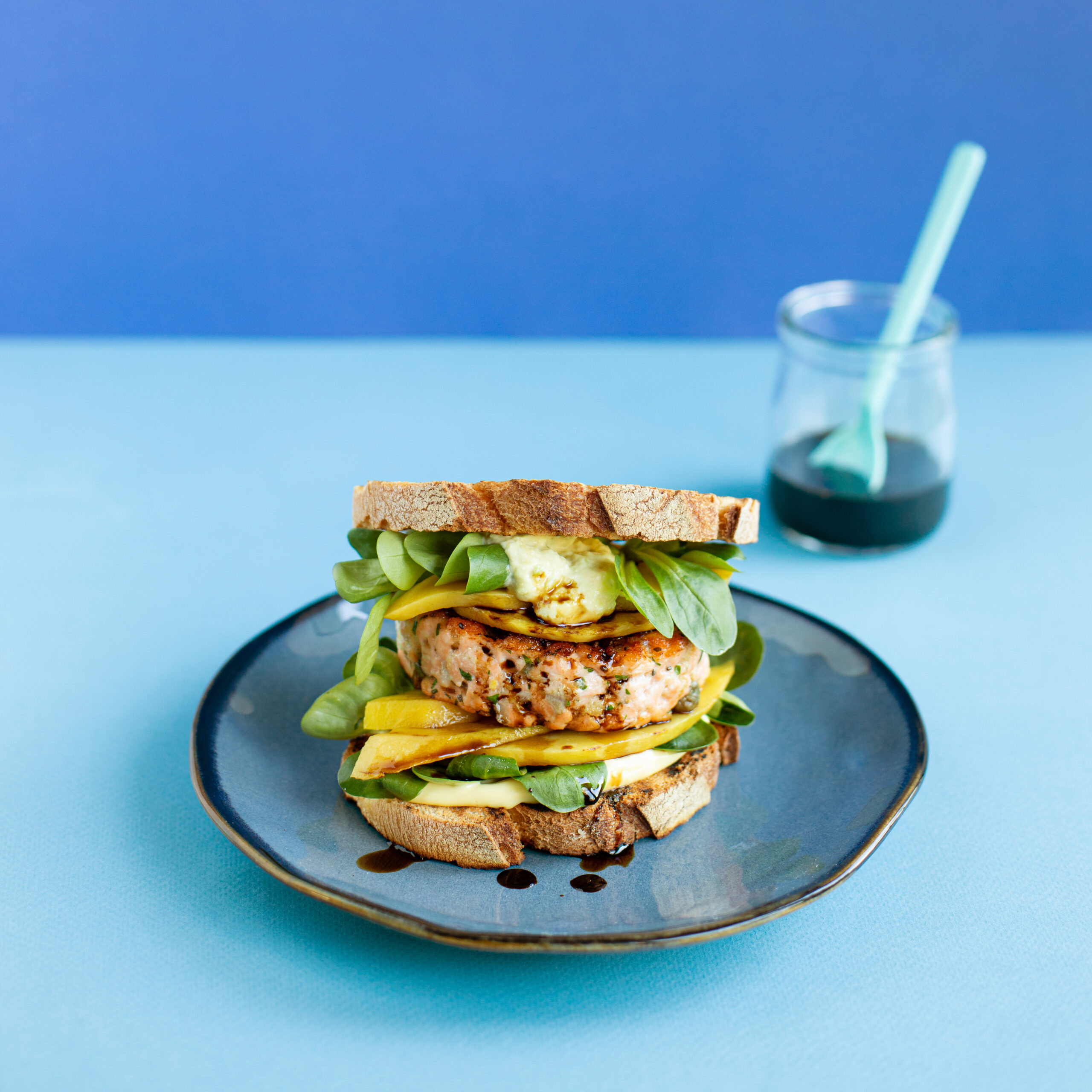 Burger di pesce, mango grigliato, maionese al wasabi, valeriana e Aceto Balsamico di Modena IGP