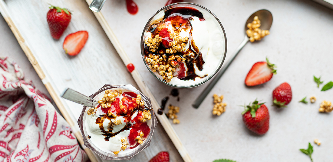 Gelato fiordilatte, salsa di fragole e croccante di miglio