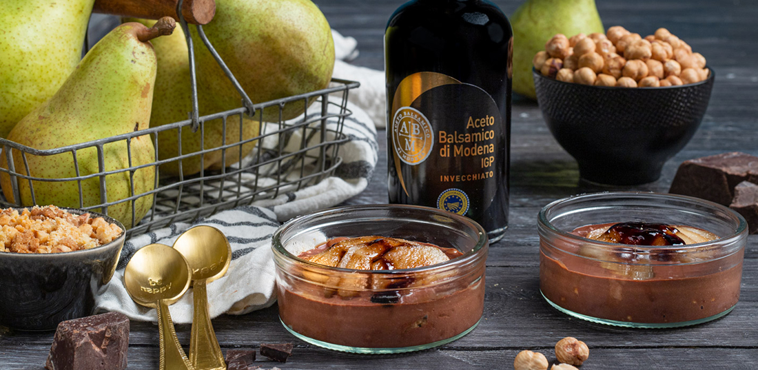 Pere al moscato e Aceto Balsamico Di Modena IGP con crumble di nocciole e salsa al cioccolato