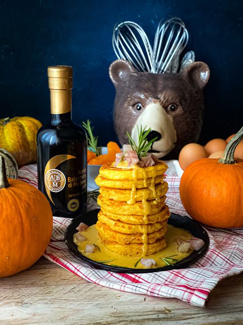 Pancakes alla zucca e Parmigiano Reggiano con crumble di guanciale e zabaione all’Aceto Balsamico di Modena IGP