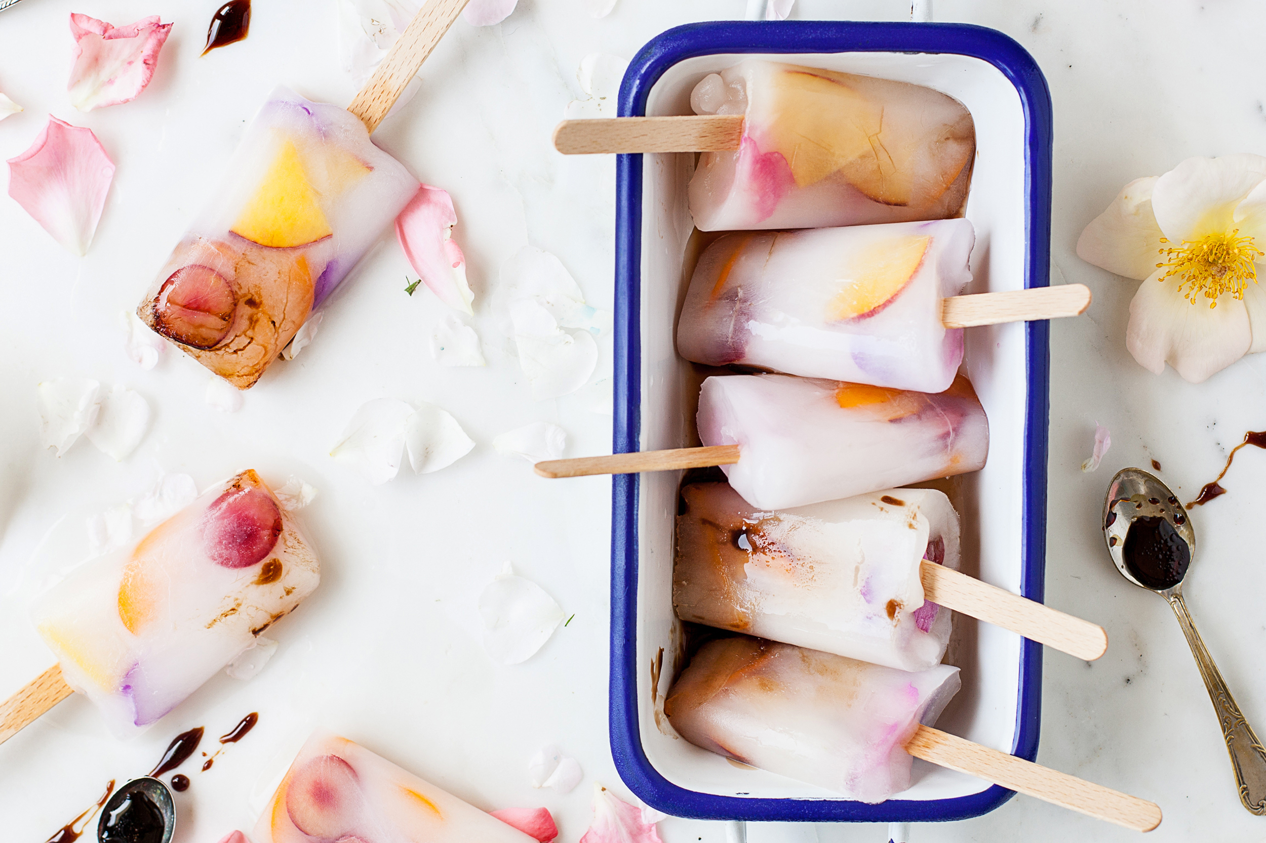 Ghiaccioli alla mandorla, frutta e petali di rosa all’Aceto Balsamico di Modena IGP