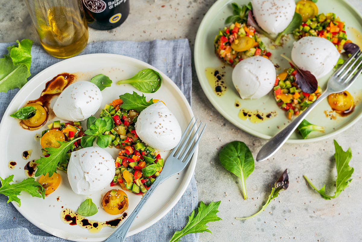 Tartare di verdure estive e pomodorini gialli con bocconcini di bufala
