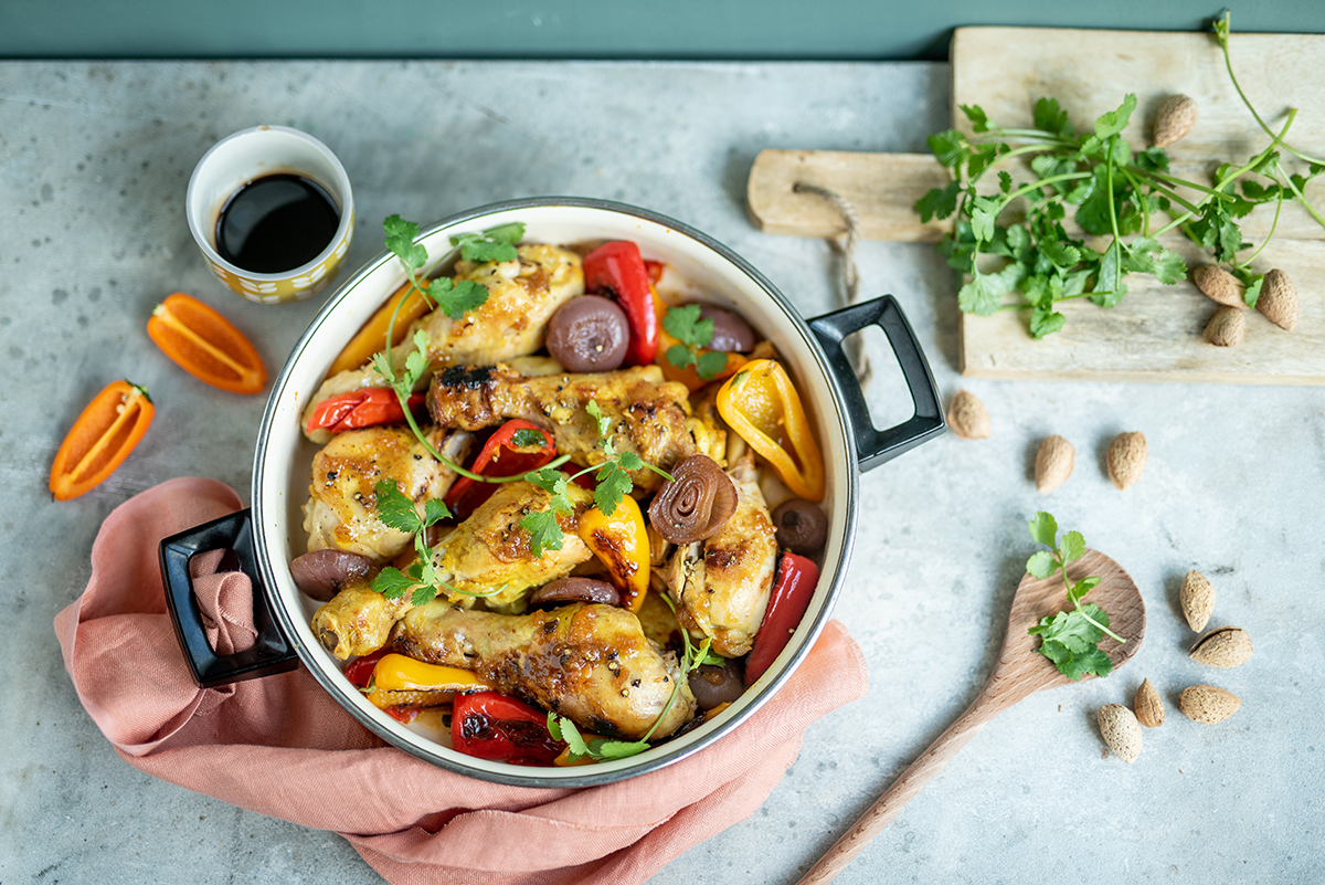 Coscette di pollo alla curcuma, mandorle e coriandolo