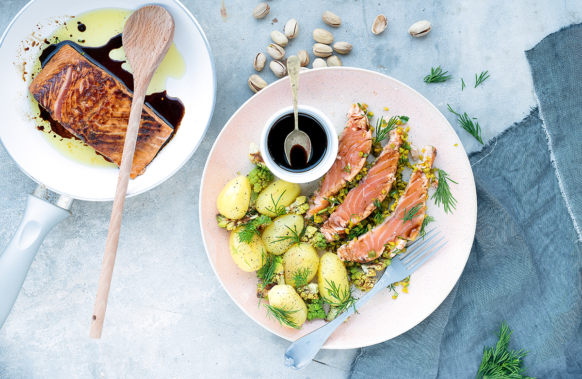 Tagliata di salmone marinato all’Aceto Balsamico di Modena IGP, granella di pistacchi