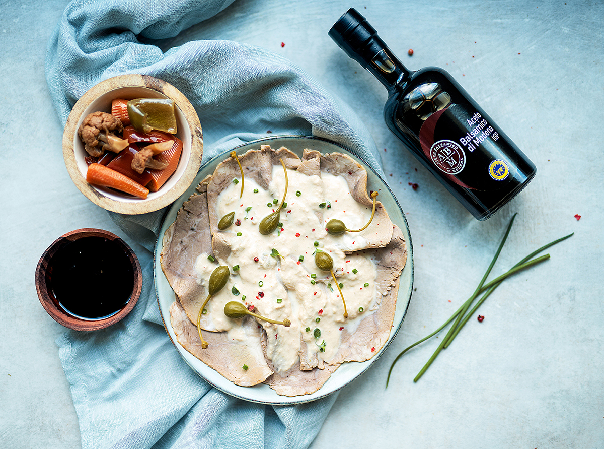 Vitello rosato, salsa tonnata e giardiniera di verdure