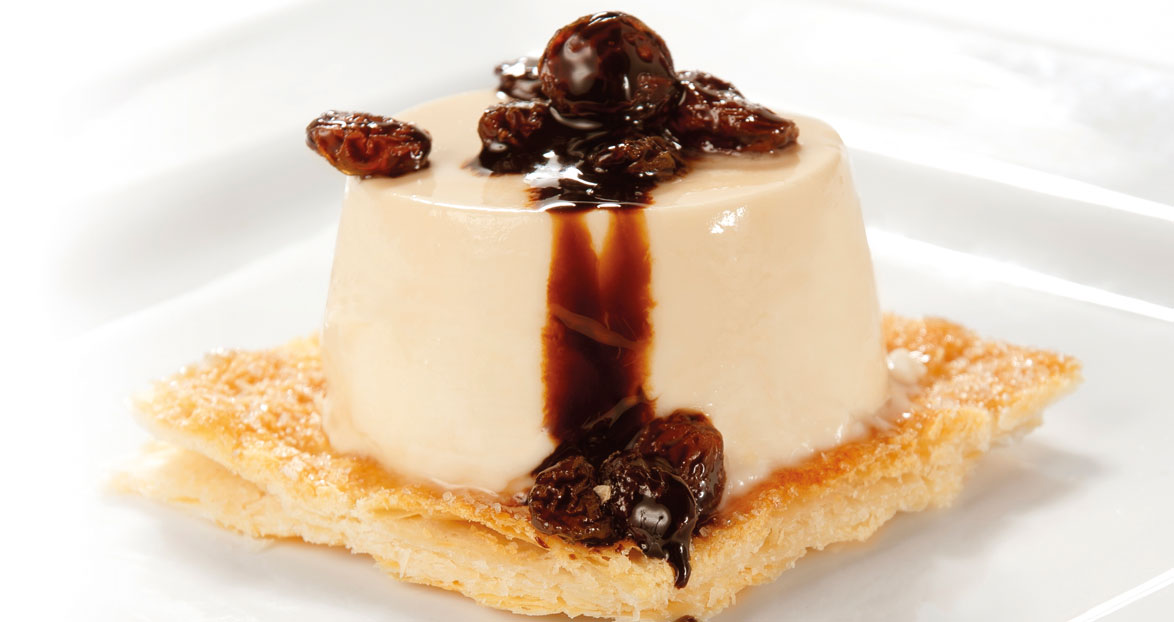 Mousse al caramello su biscotto di pasta sable al cioccolato con uvetta macerata e salsa di Aceto Balsamico di Modena IGP