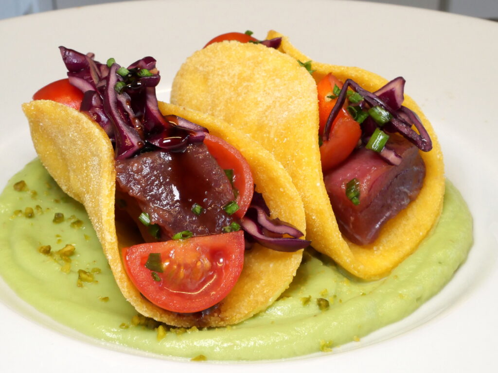 Tacos con tonno fresco, pomodorini, verza viola, erba cipollina e Aceto Balsamico di Modena IGP