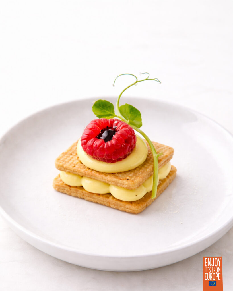 Millefoglie con crema pasticcera alla vaniglia, lamponi e Aceto Balsamico di Modena IGP