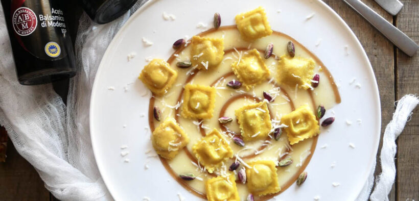 Raviolini ripieni di brodo con Aceto Balsamico di Modena IGP