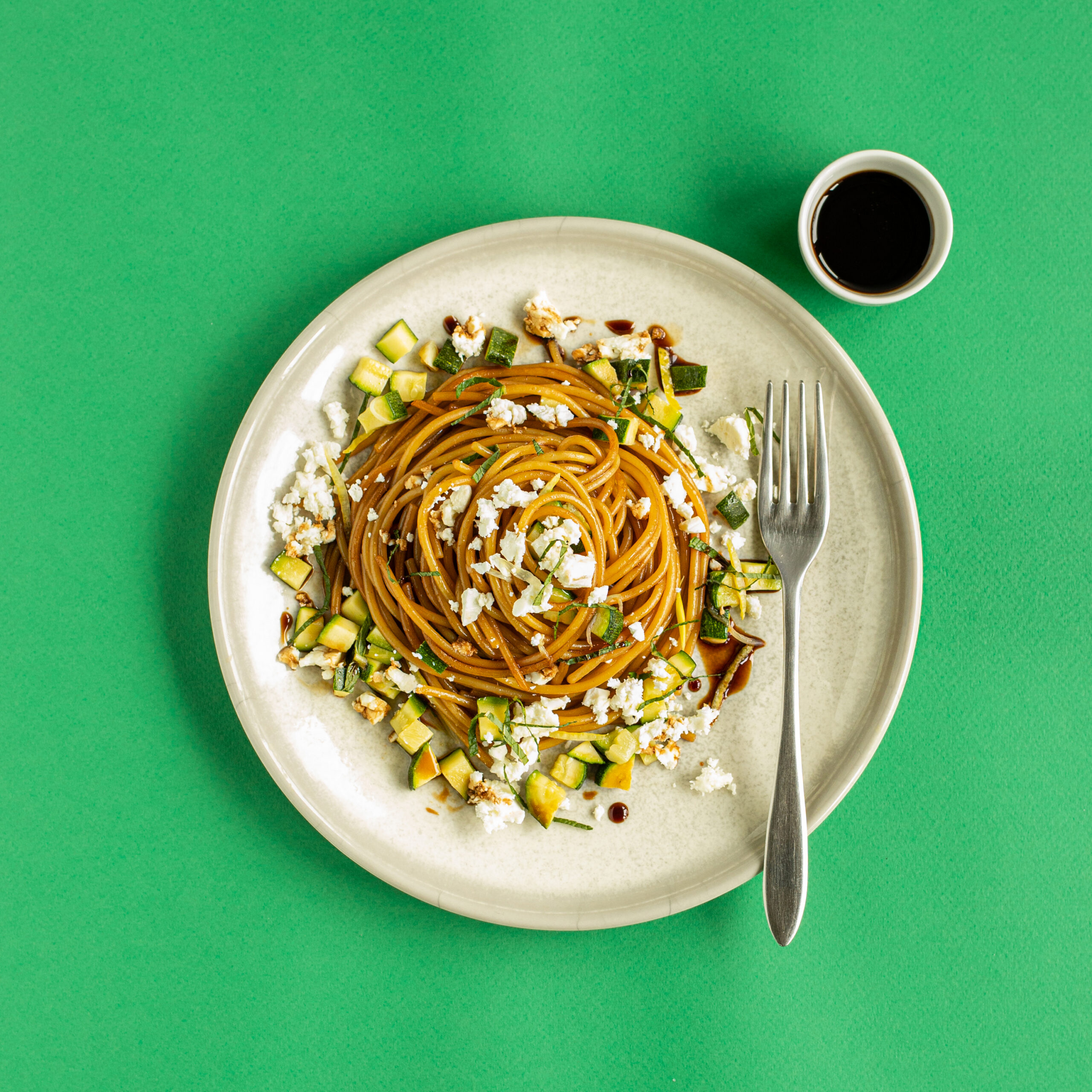 Spaghettini con zucchine, menta, limone e feta caramellati all’Aceto Balsamico di Modena IGP