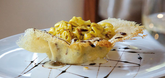 Tortellini di “Nonna Sarita” crema e cialda di Parmigiano Reggiano DOP 24 mesi con Aceto Balsamico di Modena IGP