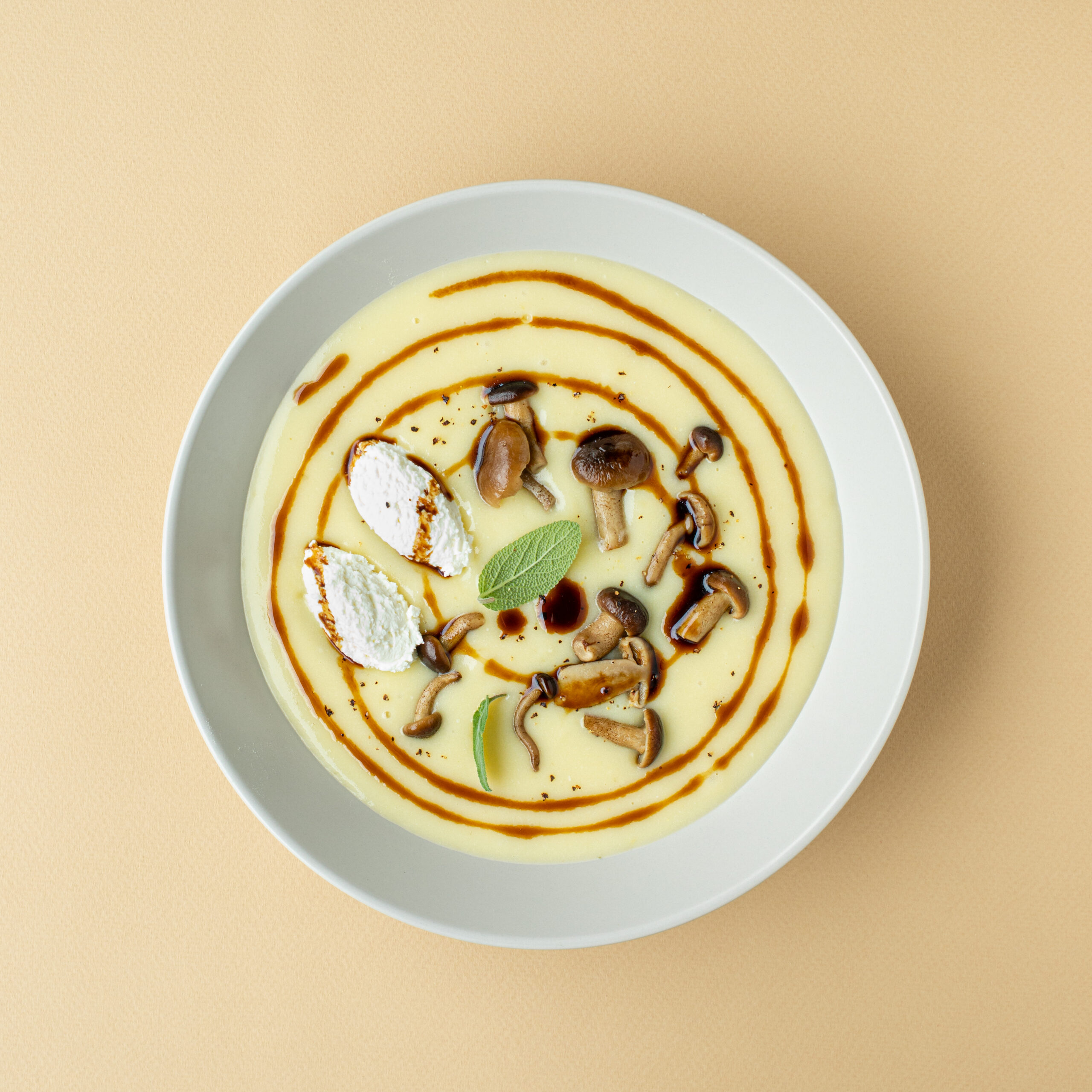 Vellutata di patate al latte, salvia e Aceto Balsamico di Modena IGP, quenelle di capra e funghi pioppini