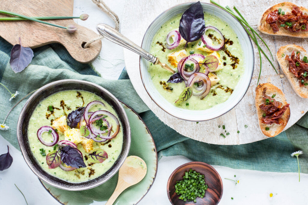 Gazpacho di verdure verdi e tofu marinato