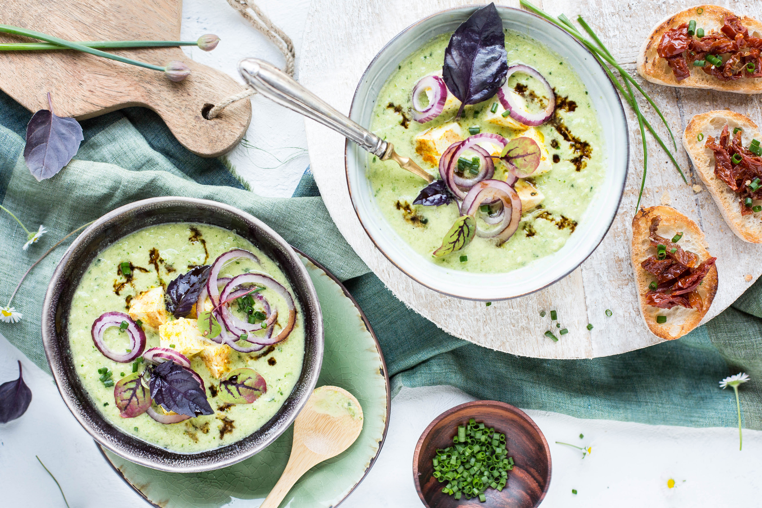 Gazpacho di verdure verdi e tofu marinato