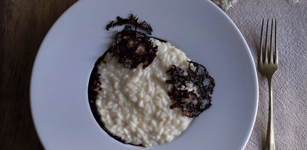 Risotto alla parmigiana con cialde di Aceto Balsamico di Modena IGP
