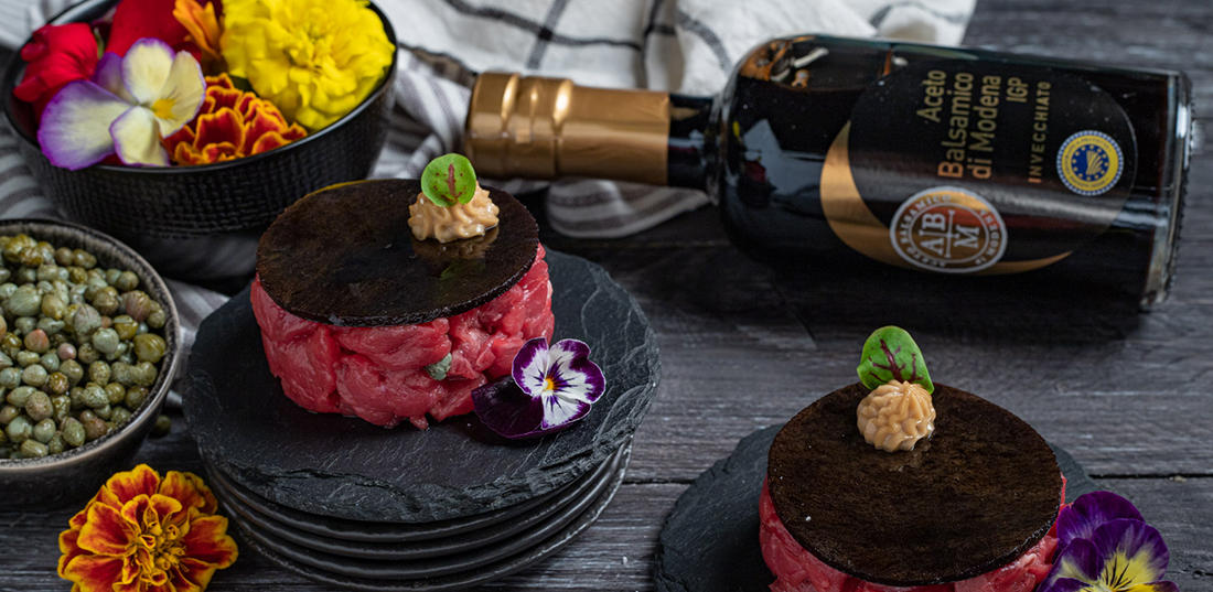 Tartare di manzo con specchio di Aceto Balsamico di Modena IGP e maionese