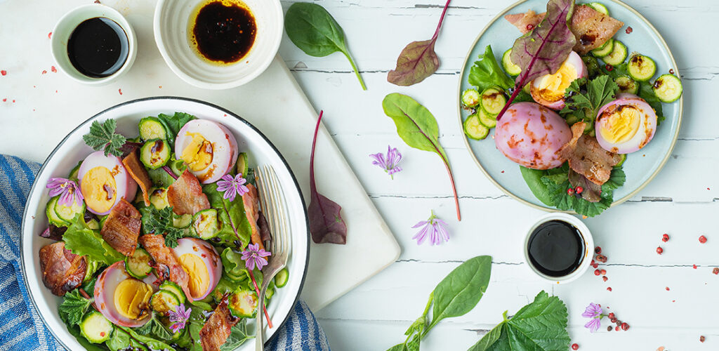 Insalata di lattughino e zucchine, uova marinate all’Aceto Balsamico di Modena e pancetta croccante