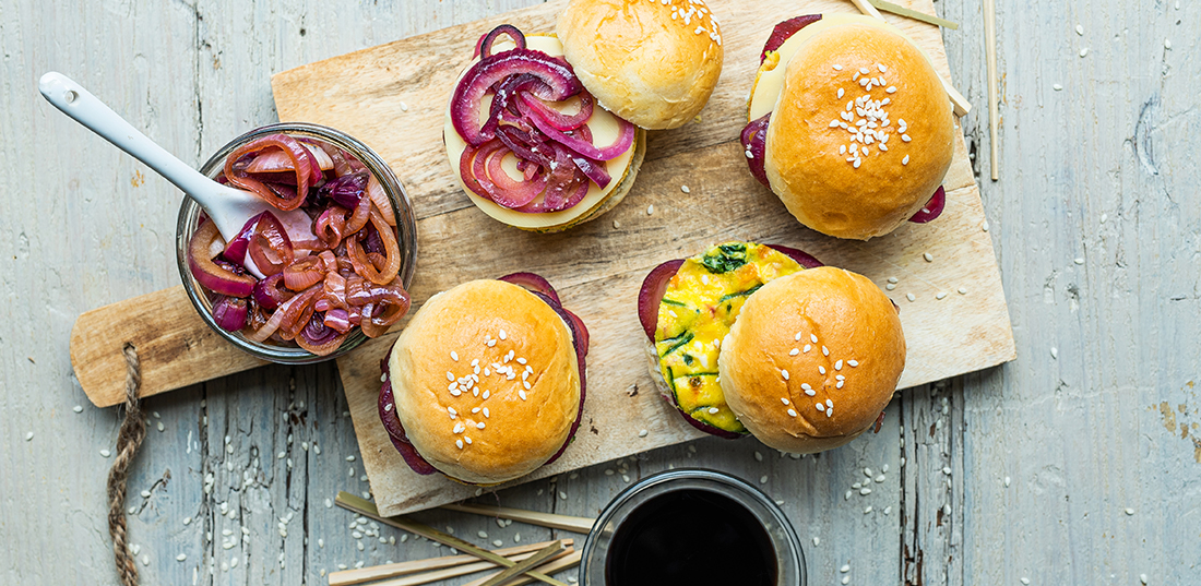 Mini burger di frittata e cipolla rossa caramellata