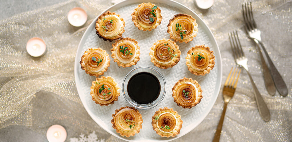 Tartellette con ricotta di capra e cipolle borettane caramellate