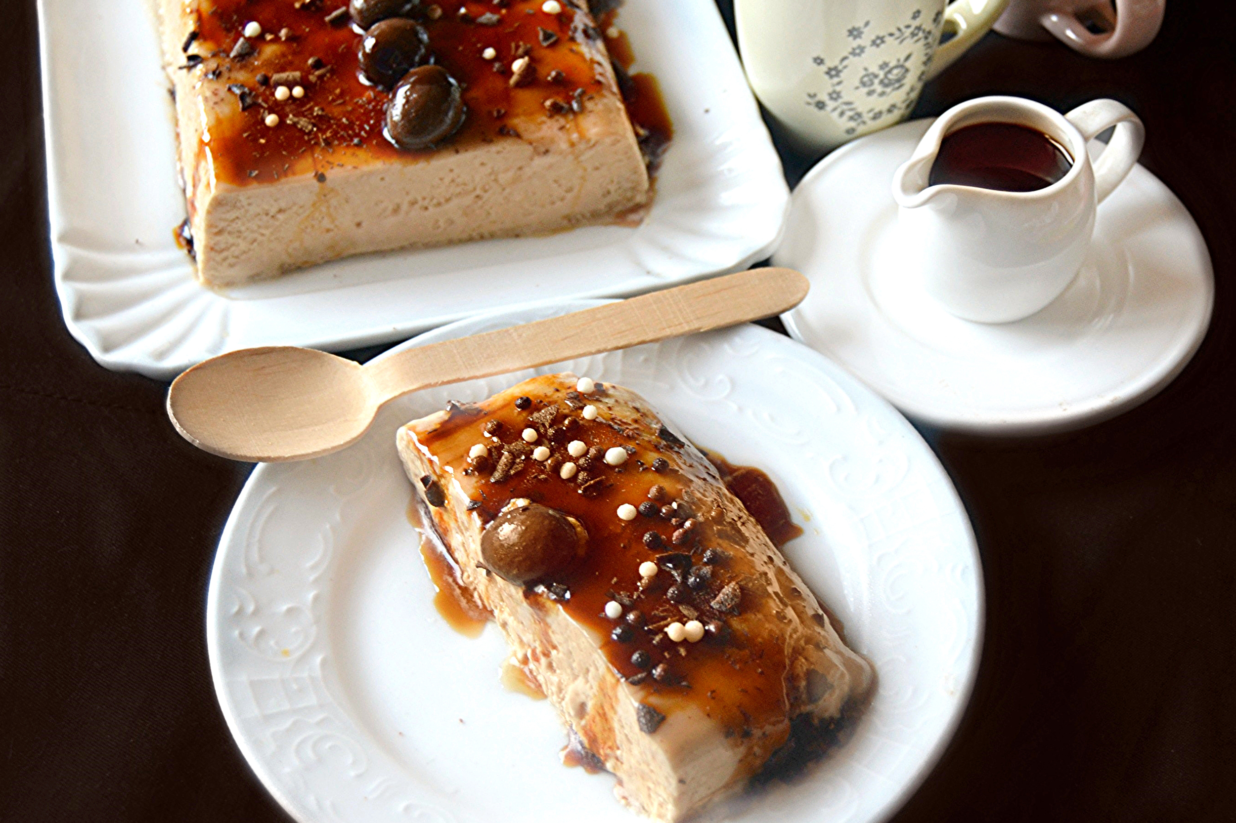 Parfait di gianduia e caffè con salsa al caramello profumato all'Aceto Balsamico di Modena IGP