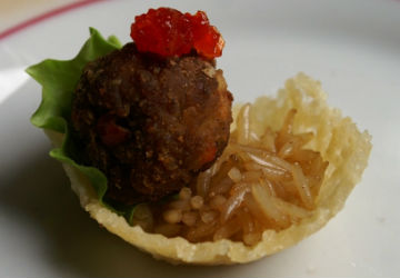 Barchette di Parmigiano Reggiano DOP, polpette all'Aceto Balsamico di Modena IGP e peperone con riso basmati