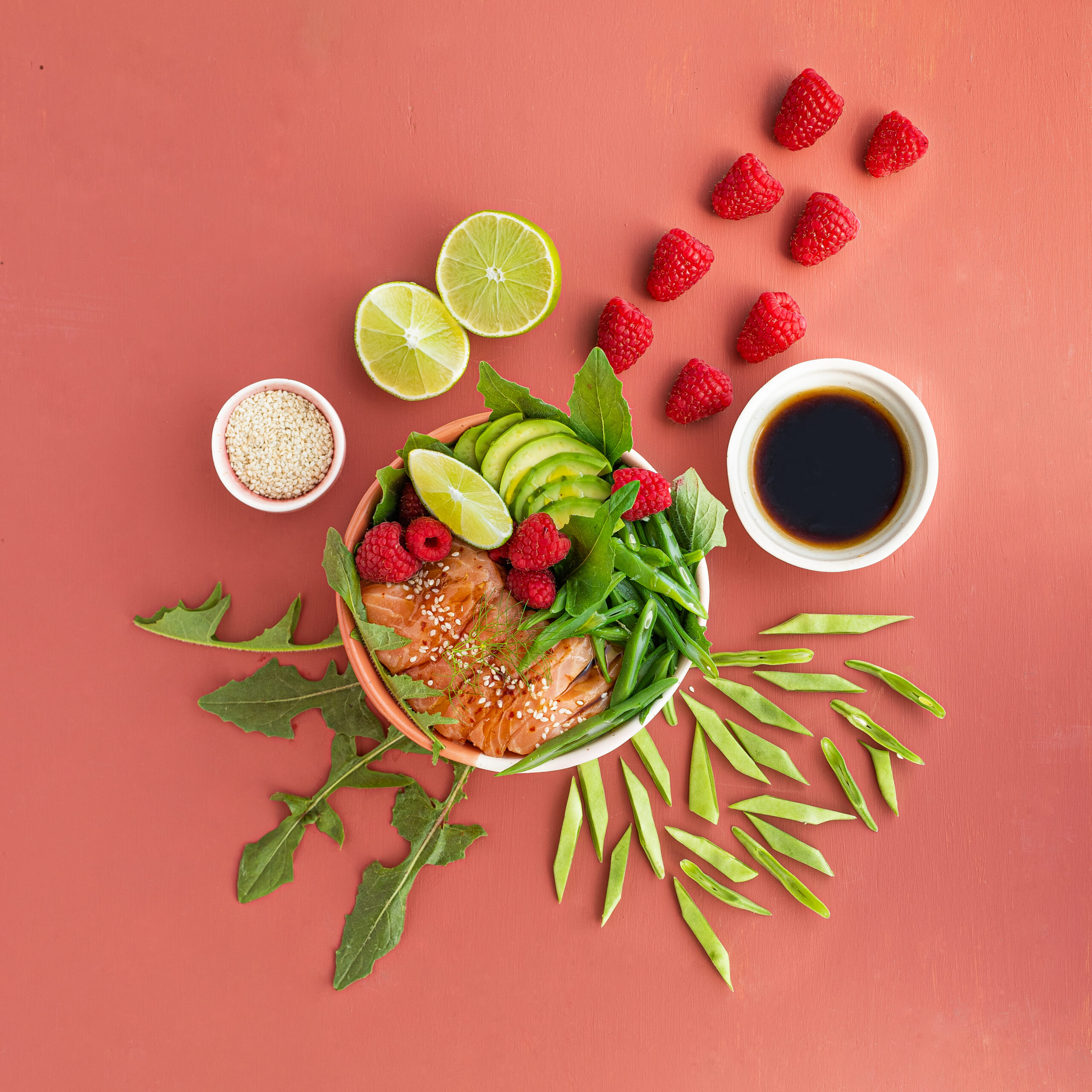 Bowle di salmone in salsa ponzu all'Aceto Balsamico di Modena IGP, avocado, lamponi e taccole
