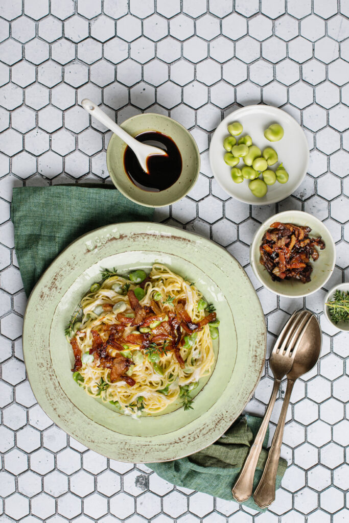 Tagliolini con crema di parmigiano, favette e guanciale all'Aceto Balsamico di Modena IGP