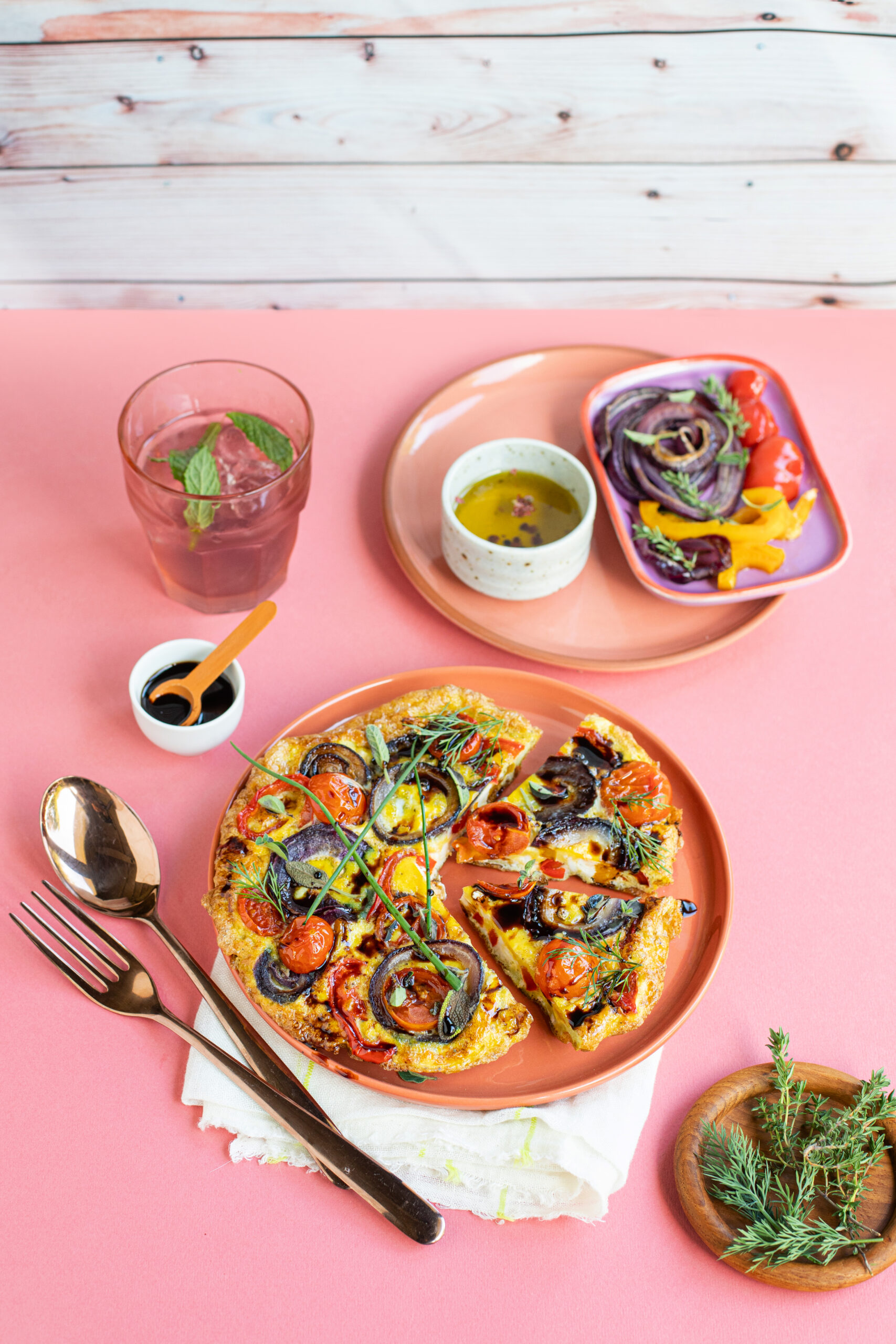 Frittata con cipolle e peperoni, basilico e Aceto Balsamico di Modena IGP