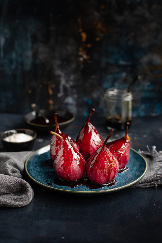 Pere affogate al vino rosso e Aceto Balsamico di Modena IGP, granella di pistacchi e panna montata
